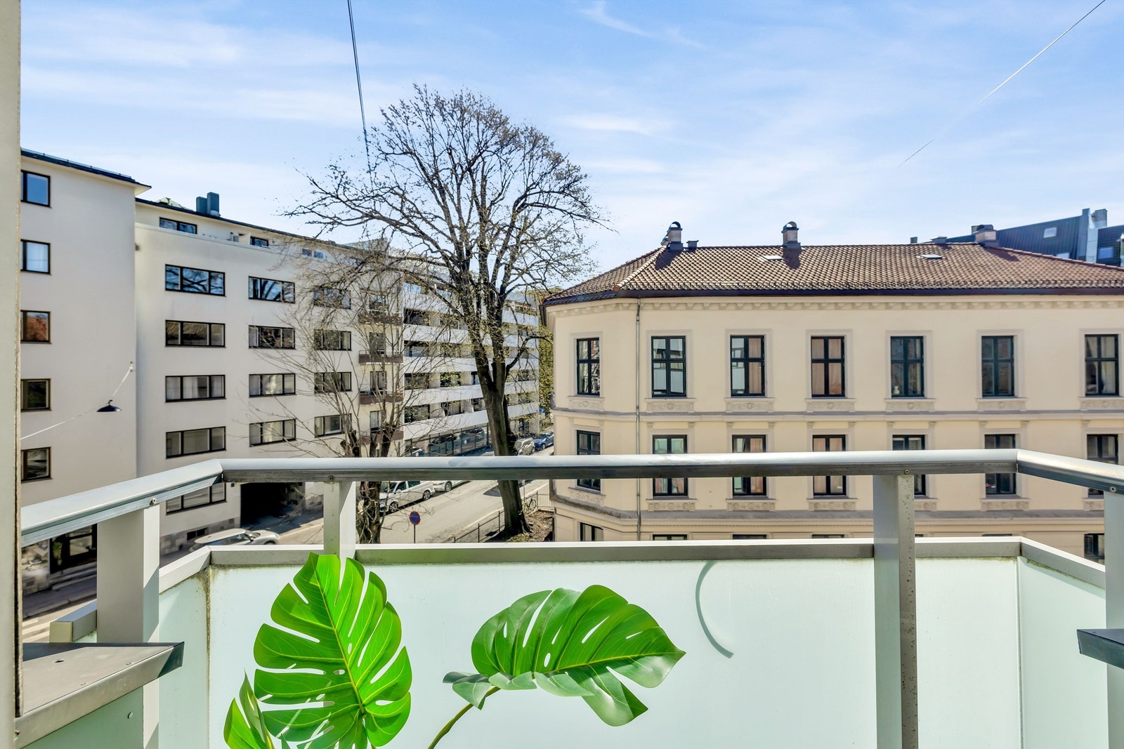 Balkongen vender ut mot Maries gate og Neuberggata. Galleribilde