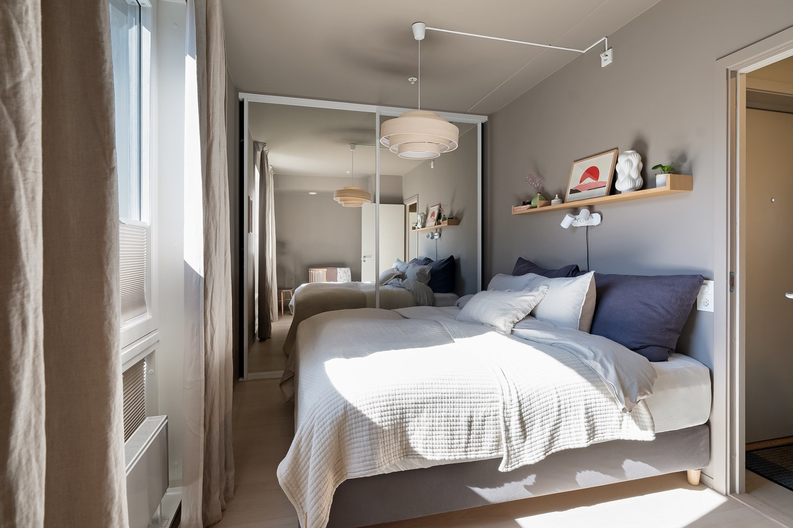 På soverommet er det en stor skyvedørsgarderobe med plass nok for 2 personer Galleribilde