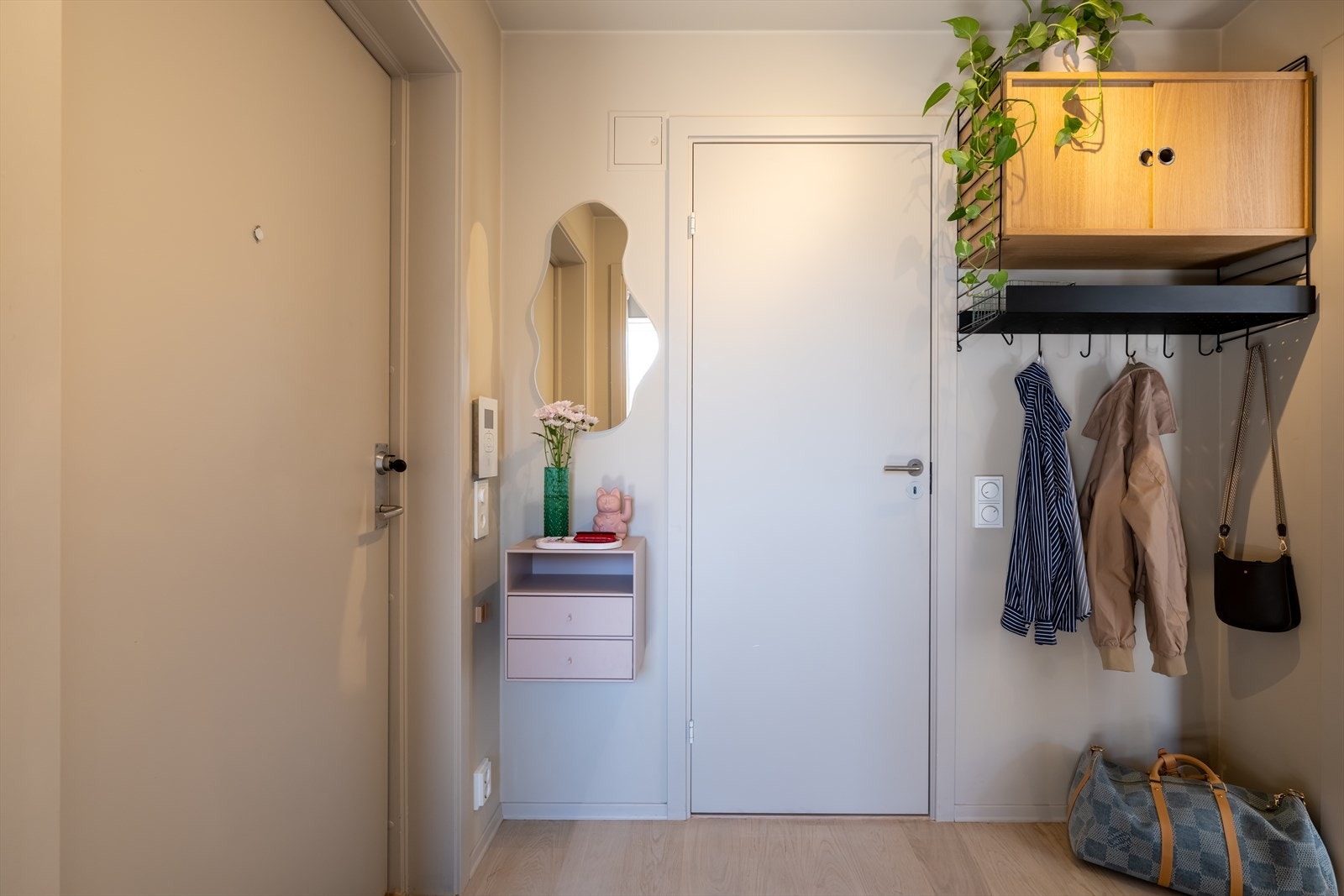Når leiligheten ble malt opp i 2022, ble også dørene malt opp Galleribilde