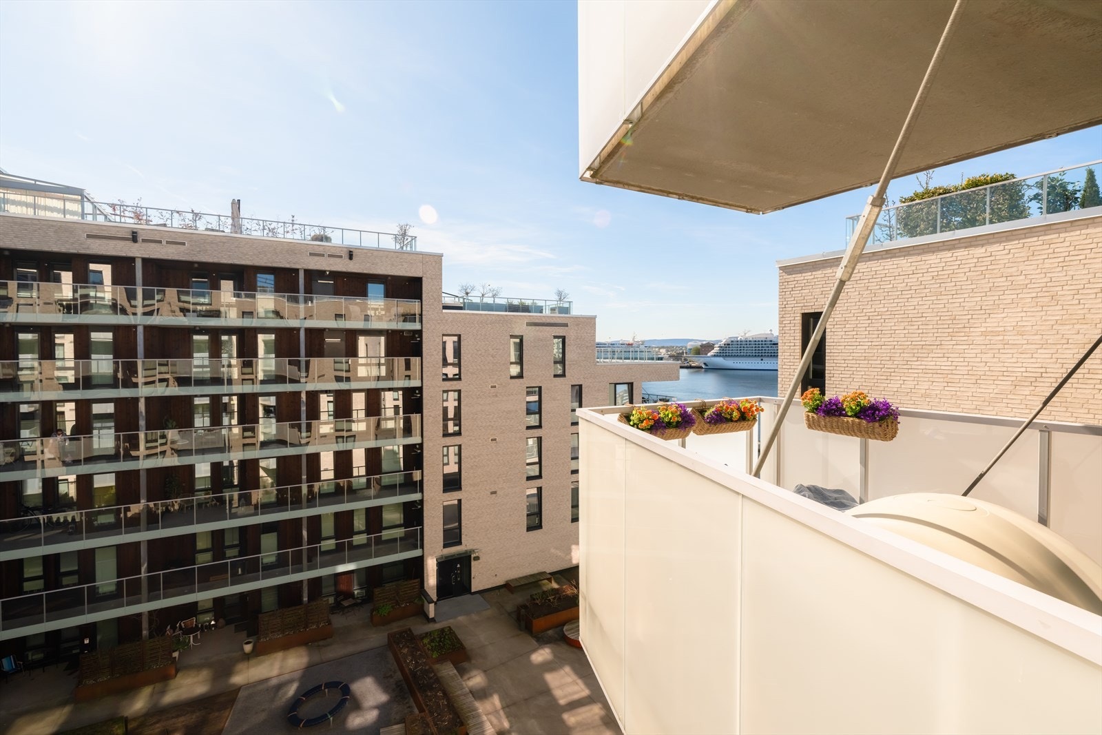 I en by på den nordlige delen av kloden øker man balkongens bruk med at den er overbygget Galleribilde