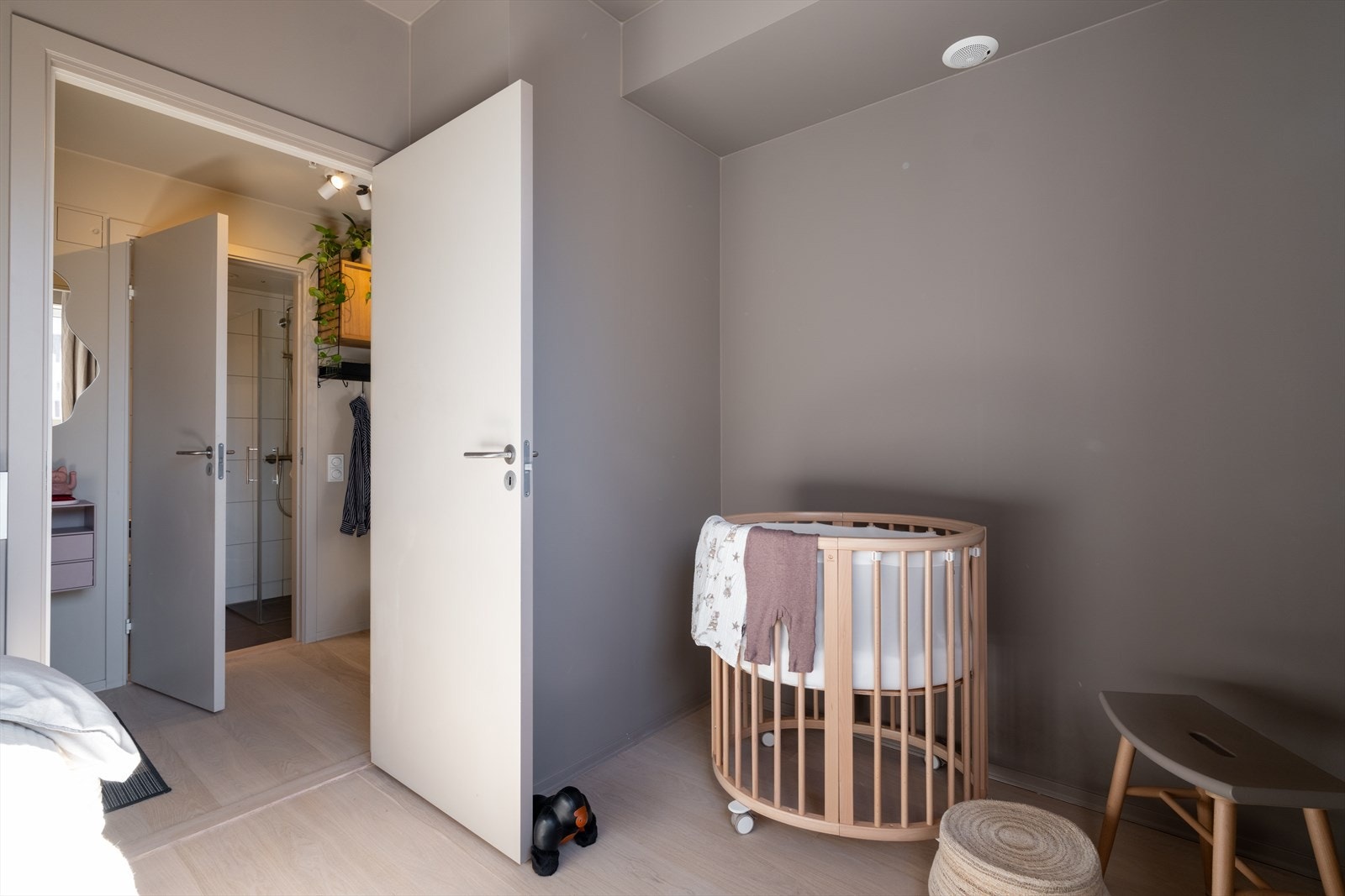 På soverommet er det også en nisje med plass til feks barnekrybbe, kontorplass eller ekstra garderobe Galleribilde