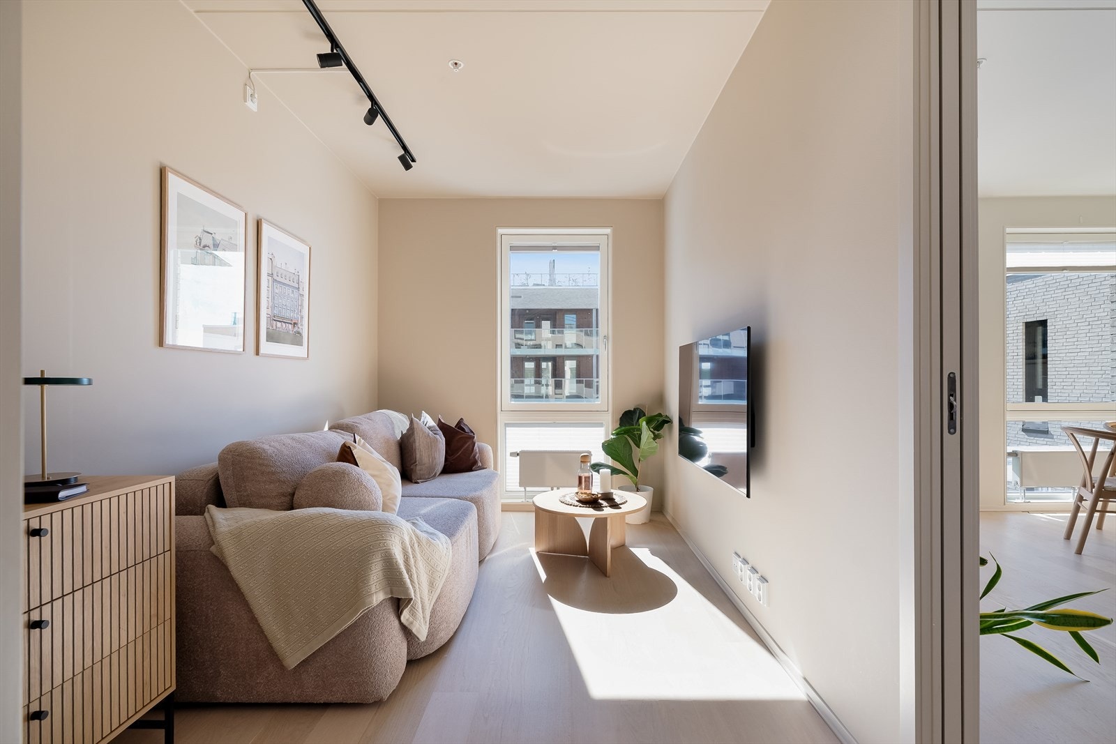 Selger har satt inn sovesofa, så dette rommet brukes som både tv-stue og gjesterom Galleribilde