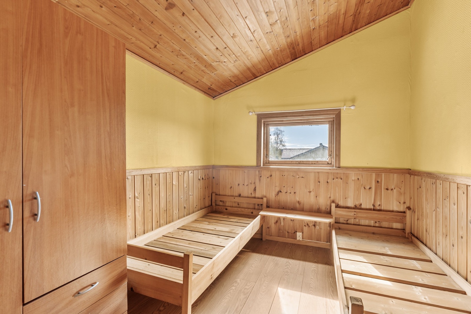 Det første soverommet har god plass til senger og oppbevaring i garderobeskap. Galleribilde