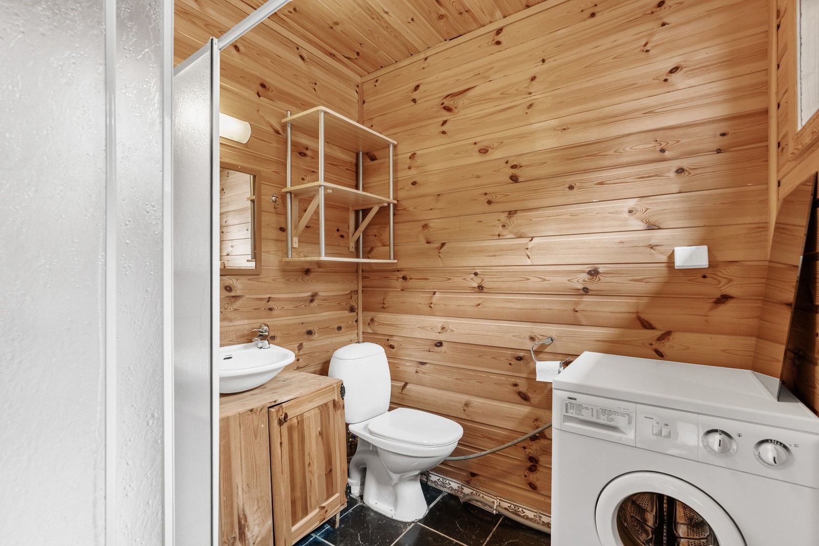 Badet ligger til høyre fra entréen og består av toalett, vask, dusj og opplegg for vaskemaskin. Galleribilde