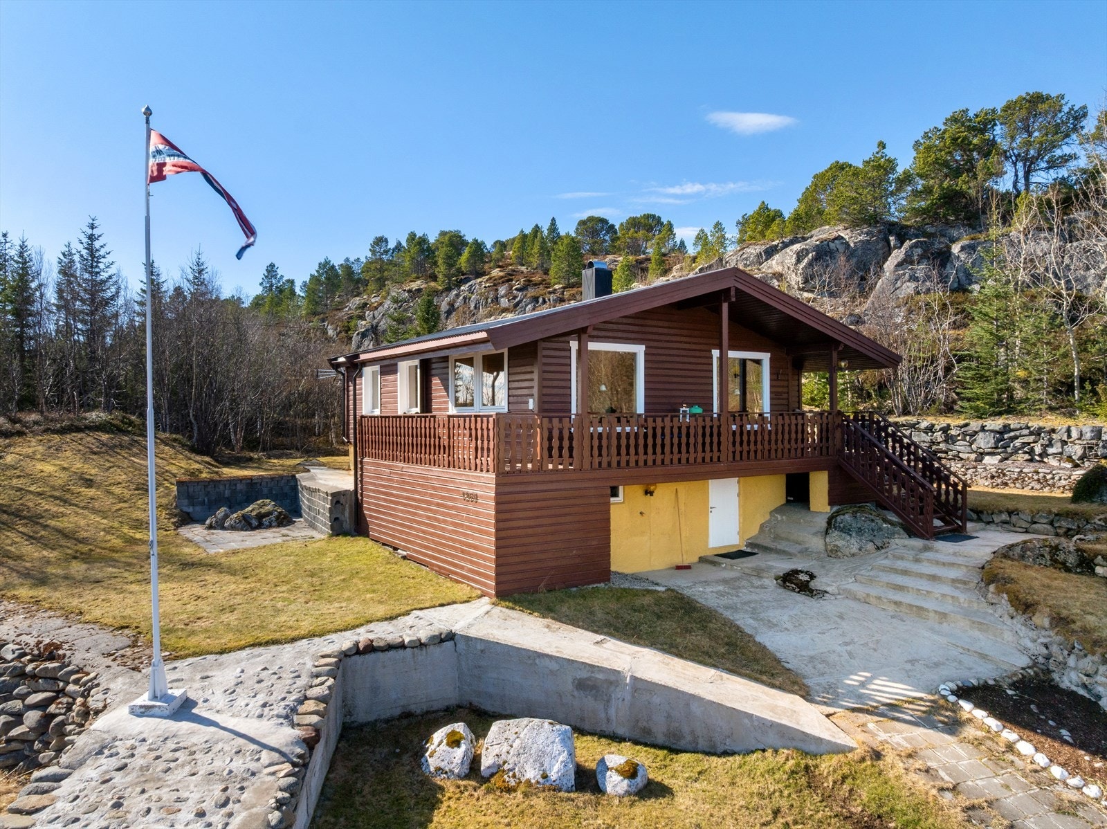 Aktiv Finnsnes presenterer Skrolsvikveien 1269! Helårsbolig og tilhørende garasje med umiddelbar nærhet til utmark og fjære - idyllisk beliggenhet på Sør-Senja. Foto: Steffen Fossbakk. Galleribilde