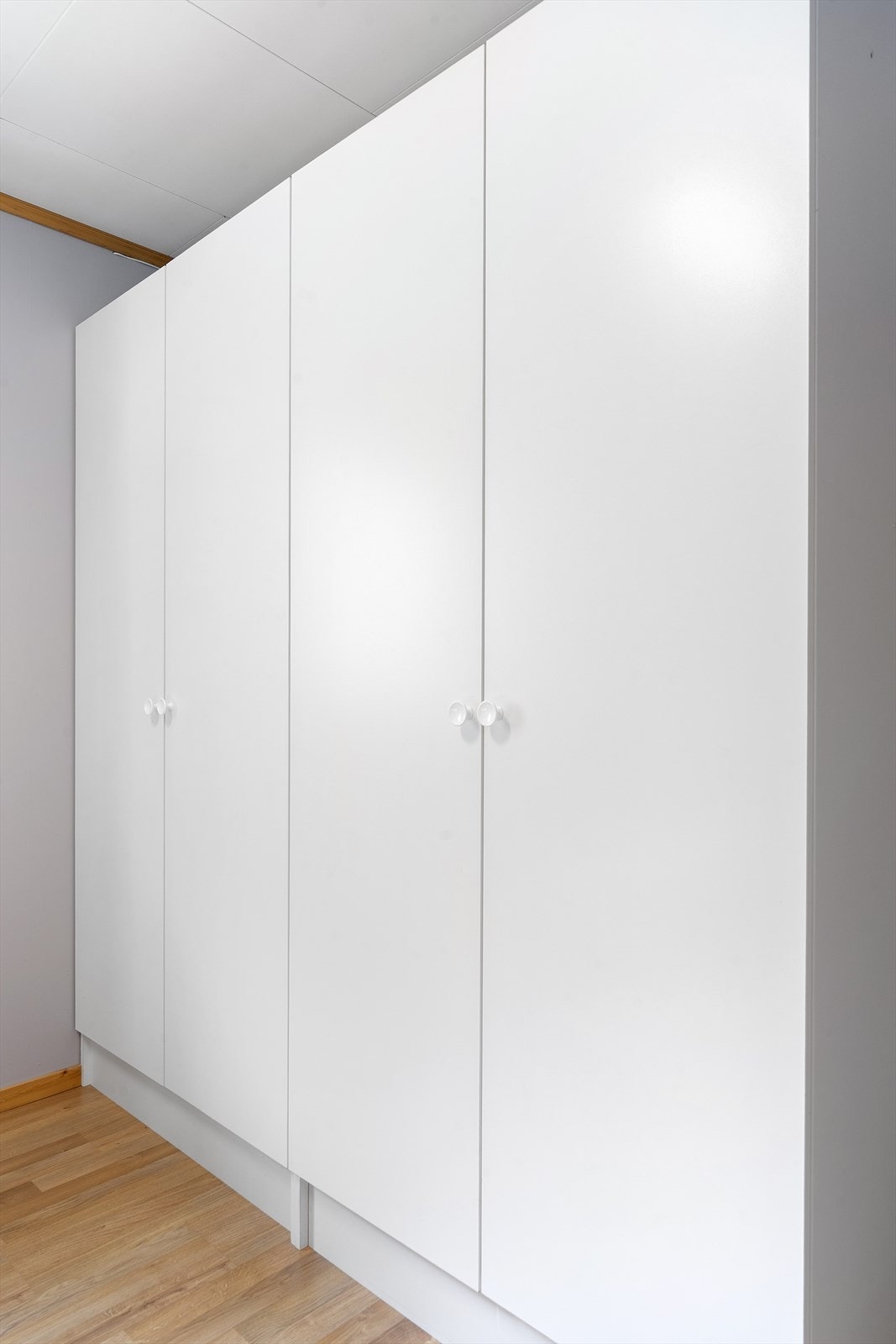 Garderobe gir gode oppbevaringsmuligheter i rommet. Galleribilde