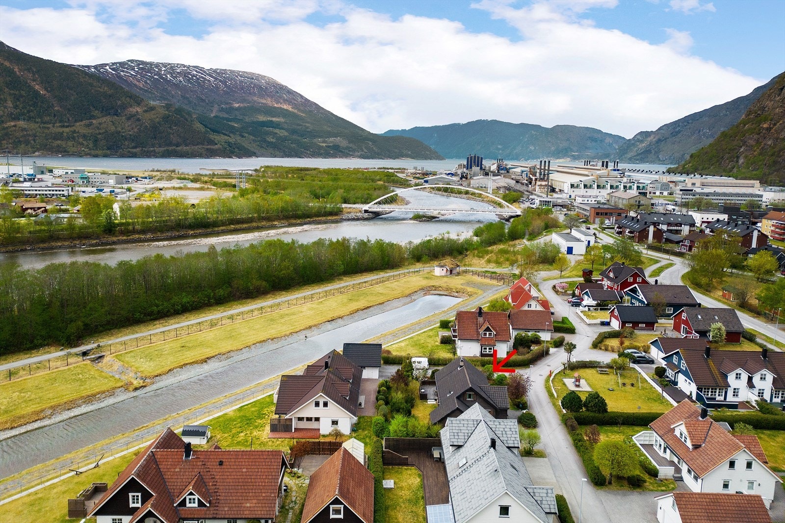 Eiendommen har enkel adkomst via offentlig vei og kort avstand til Sunndalsøra sentrum. Galleribilde