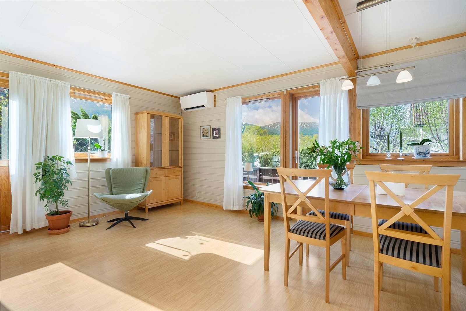 Utgang til terrasse fra stuen gir enkel tilgang til uteområdet. Galleribilde