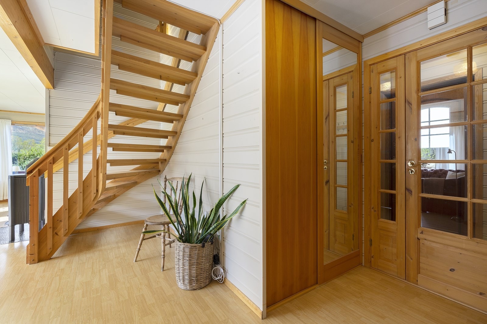 Praktisk skyvedørsgarderobe og en åpen trapp til andre etasje. Galleribilde