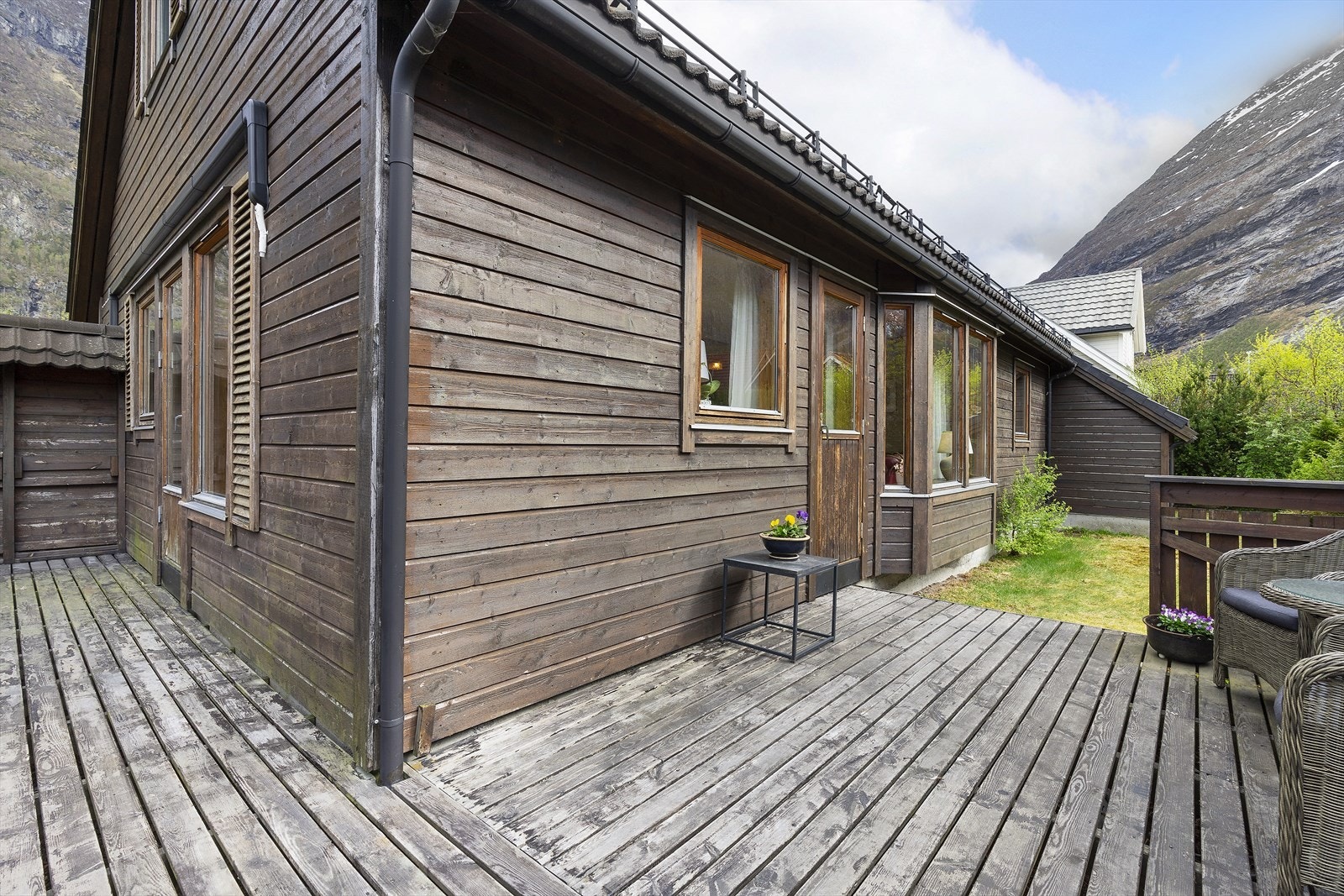 Treterrassen har behov for vedlikehold, men tilbyr et fint uteområde med plass til møblering. Galleribilde