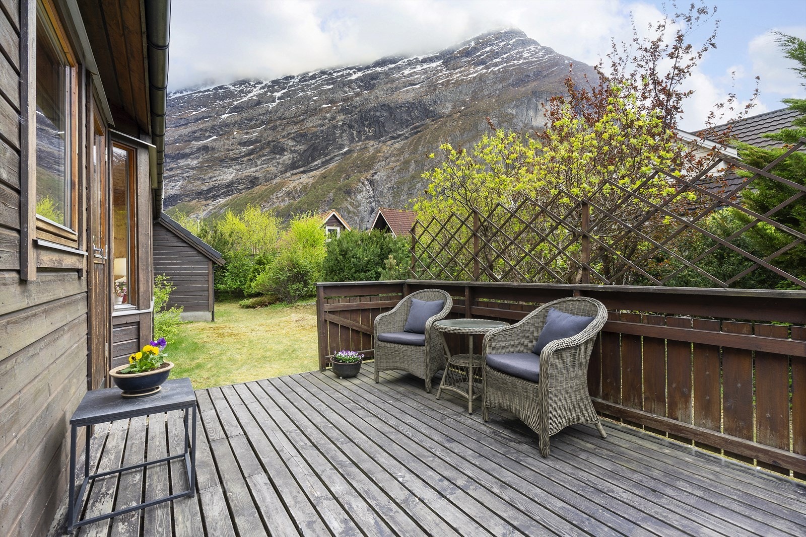 Terrasseområdet er plassert mot sør og vest, noe som gir gode solforhold på ettermiddagen. Galleribilde