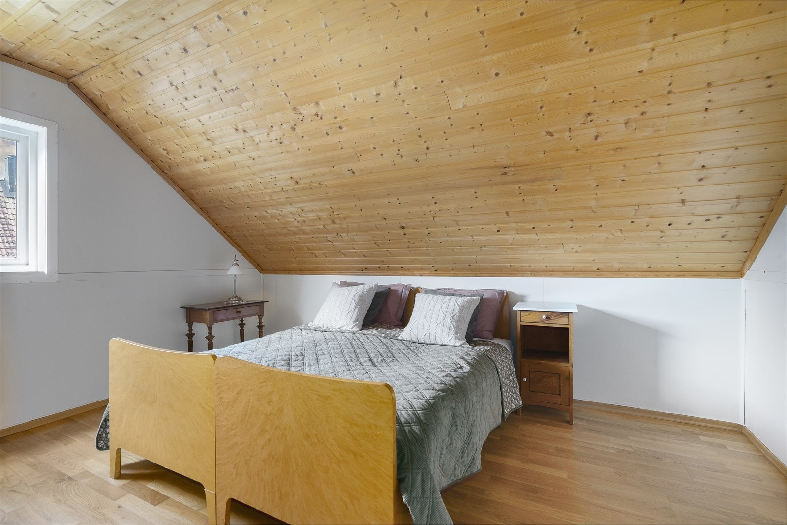 Loftsetasjen inkluderer et soverom med naturlig lys fra vindu og plass til dobbeltseng. Galleribilde