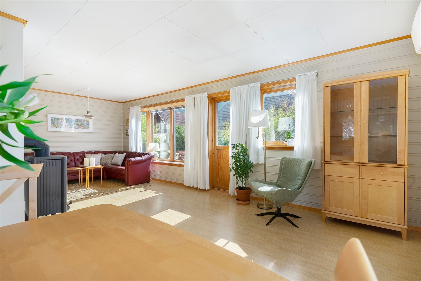 Stuen har åpen løsning til spisestuen, som ligger i tilknytning til kjøkkenet. Galleribilde