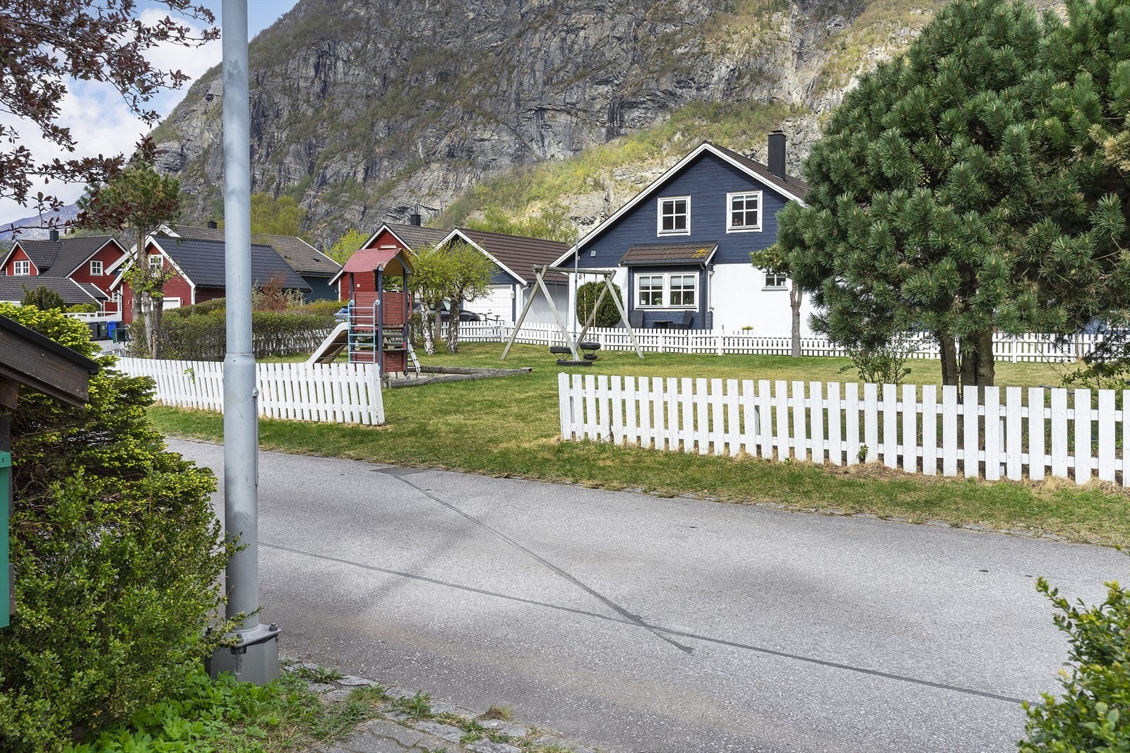 Inngjerdet lekeplass ligger rett over veien. Galleribilde