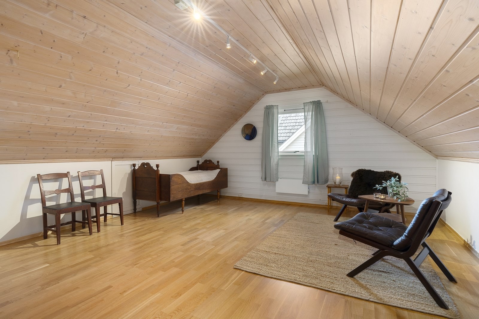 Romslig og trivelig loftstue. Galleribilde