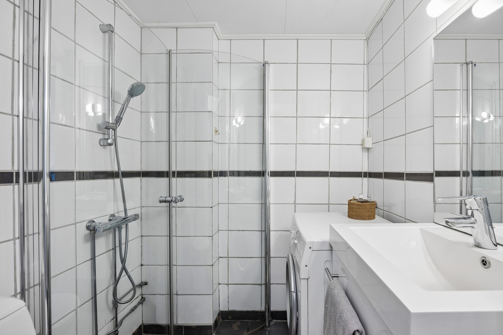 Bad m/ vaskemaskin og dusjhørne Galleribilde