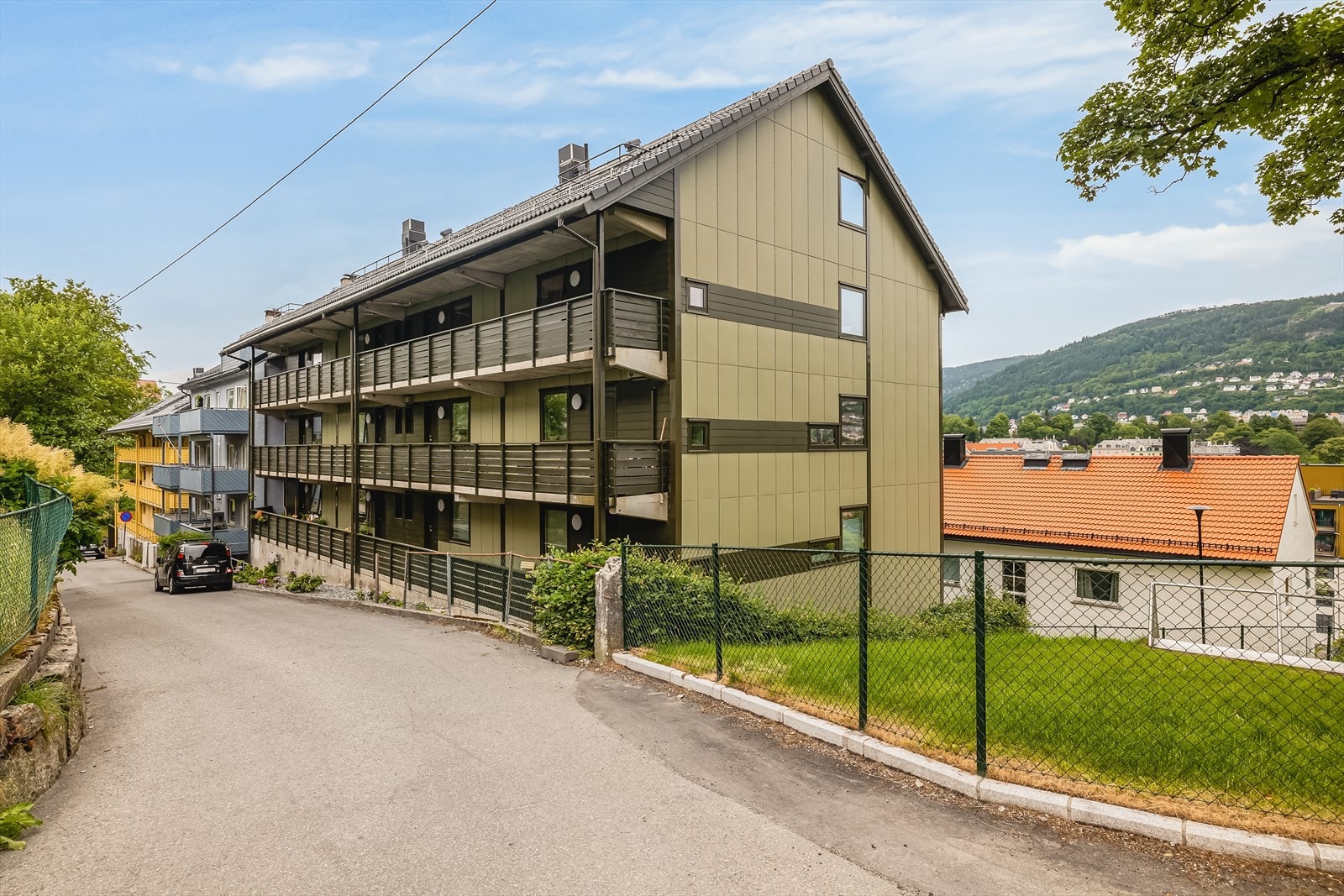 Boligen har en attraktiv beliggenhet med kort vei BI, butikker, kollektiv transport, Bergen sentrum og mye mer! Galleribilde