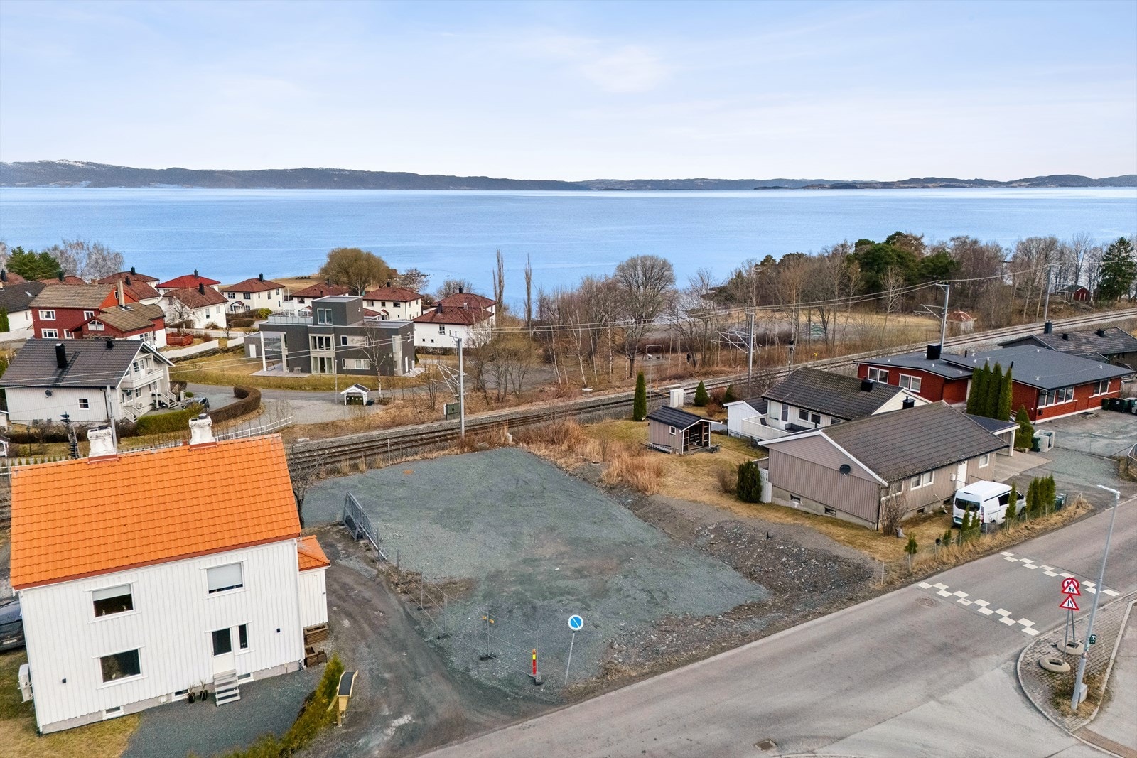 Tomten er flat og har god tilgang til all nødvendig infrastruktur. Vann- og avløspledning inn til tomten er nylig byttet Galleribilde