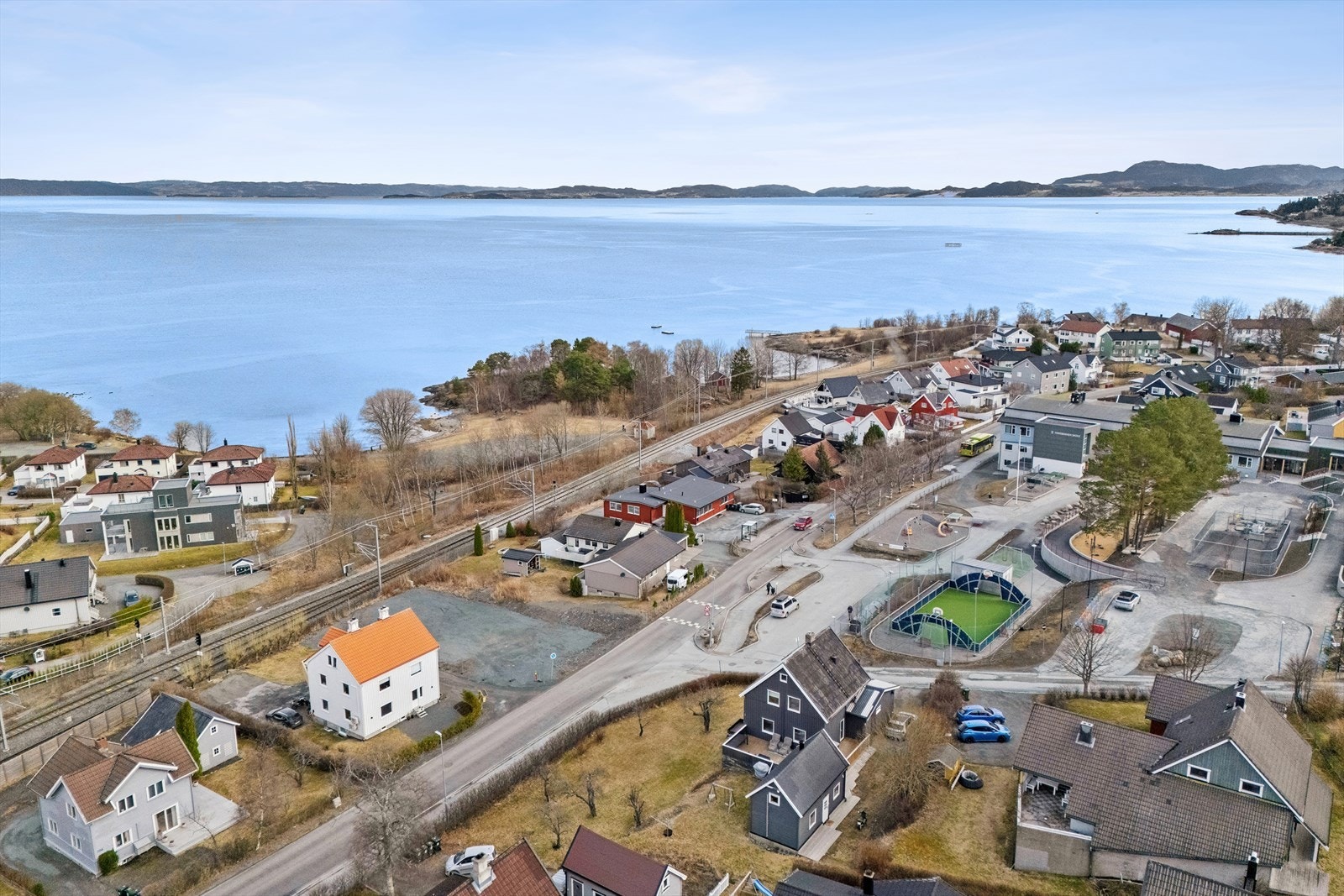Eiendommen ligger i et svært etterspurt område med kort vei til både skoler og sjøen Galleribilde