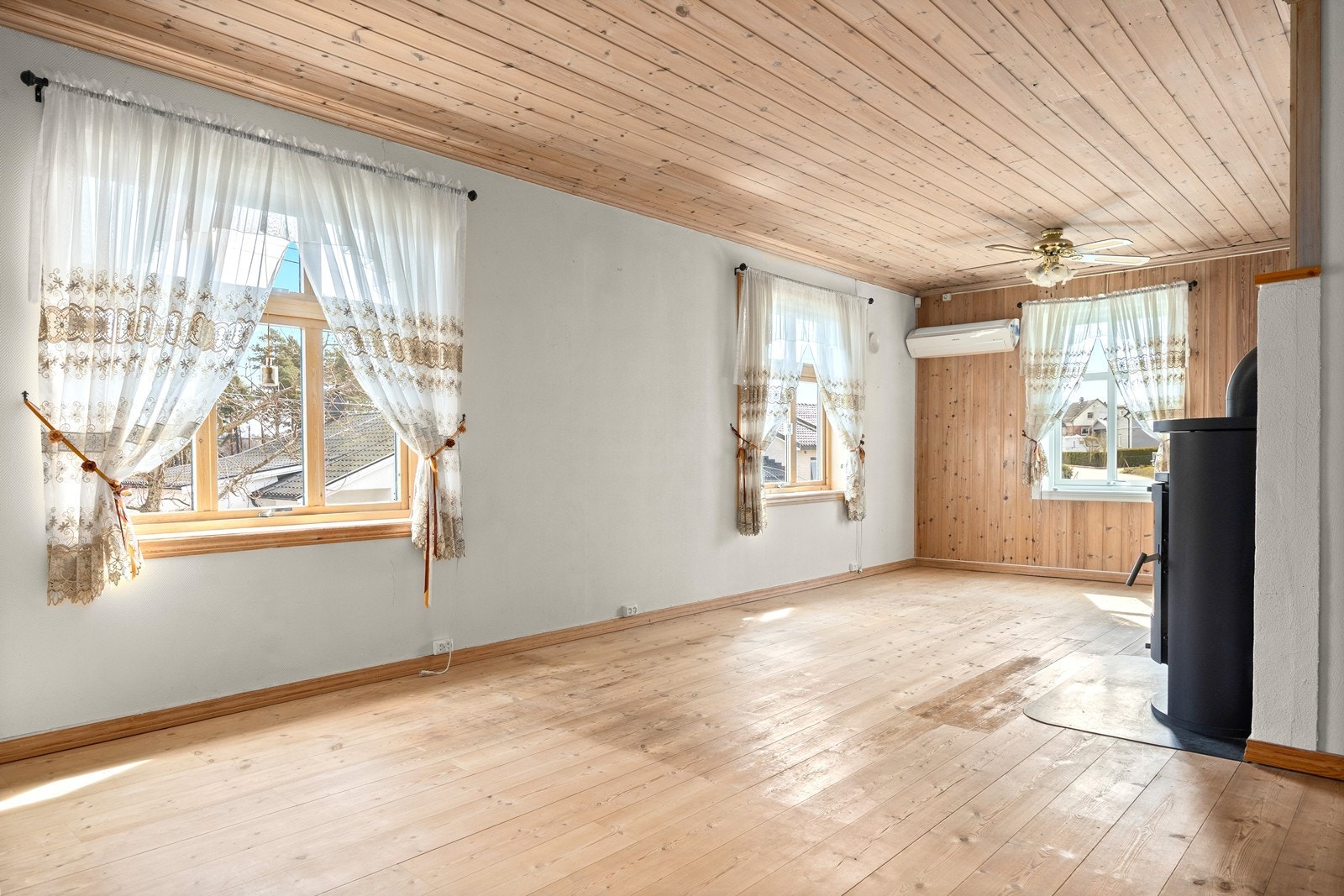 Vedovnen i stuen gir et naturlig midtpunkt og bidrar til en behagelig varme. Galleribilde