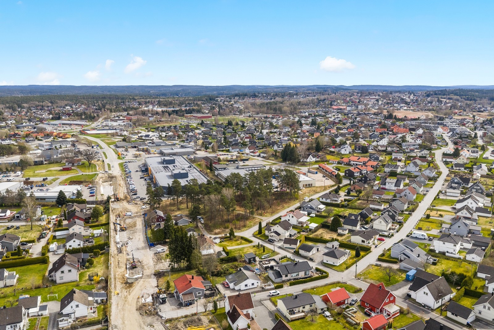 Beliggenheten gir nærhet til butikker, skole og kollektivtransport. Galleribilde