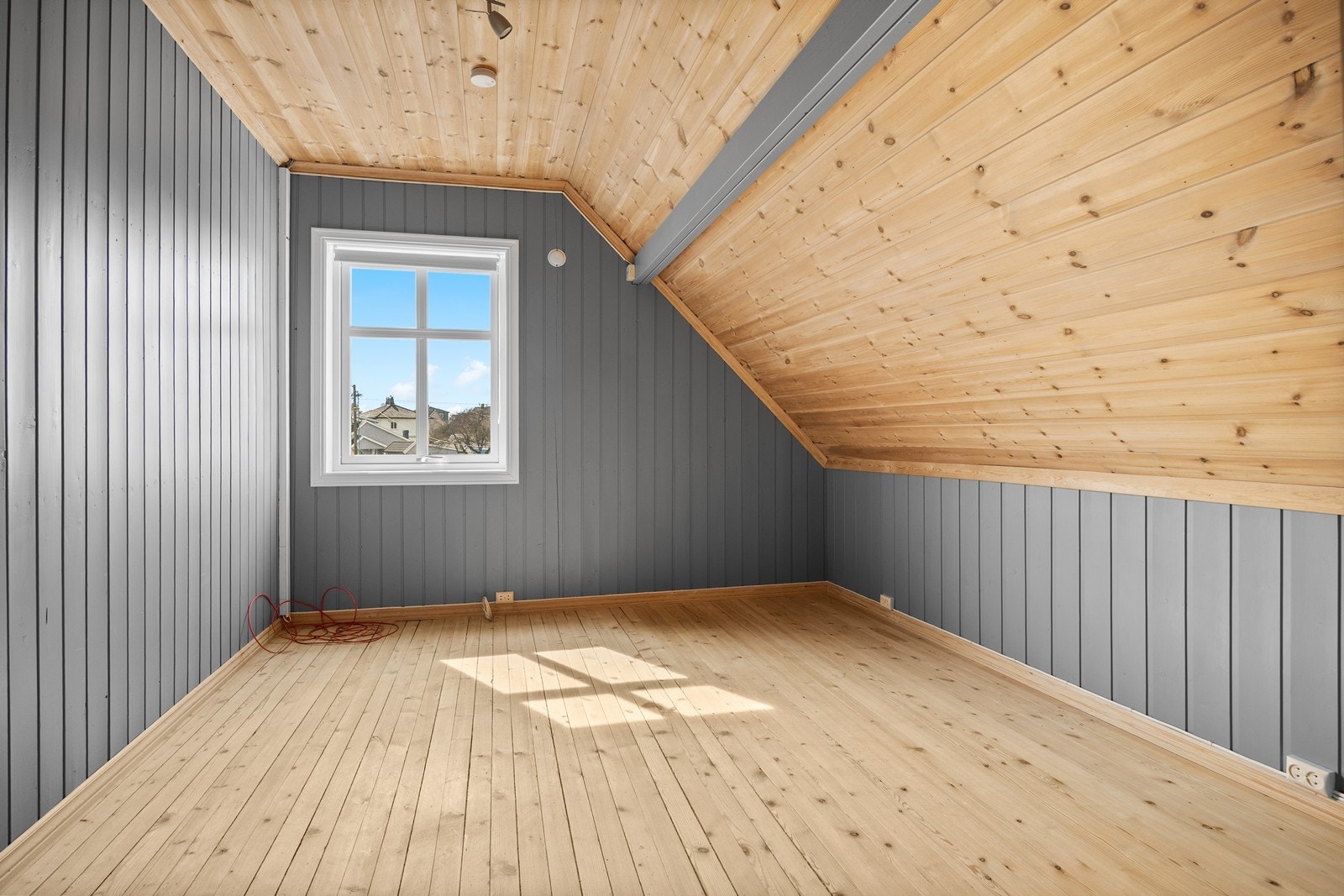 Store vinduer slipper inn godt med naturlig lys og gir utsyn til omgivelsene. Galleribilde