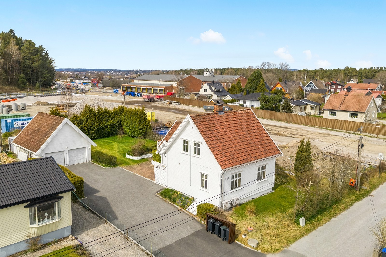 Tomten er delvis flat og opparbeidet med hekker som gir skjerming. Galleribilde