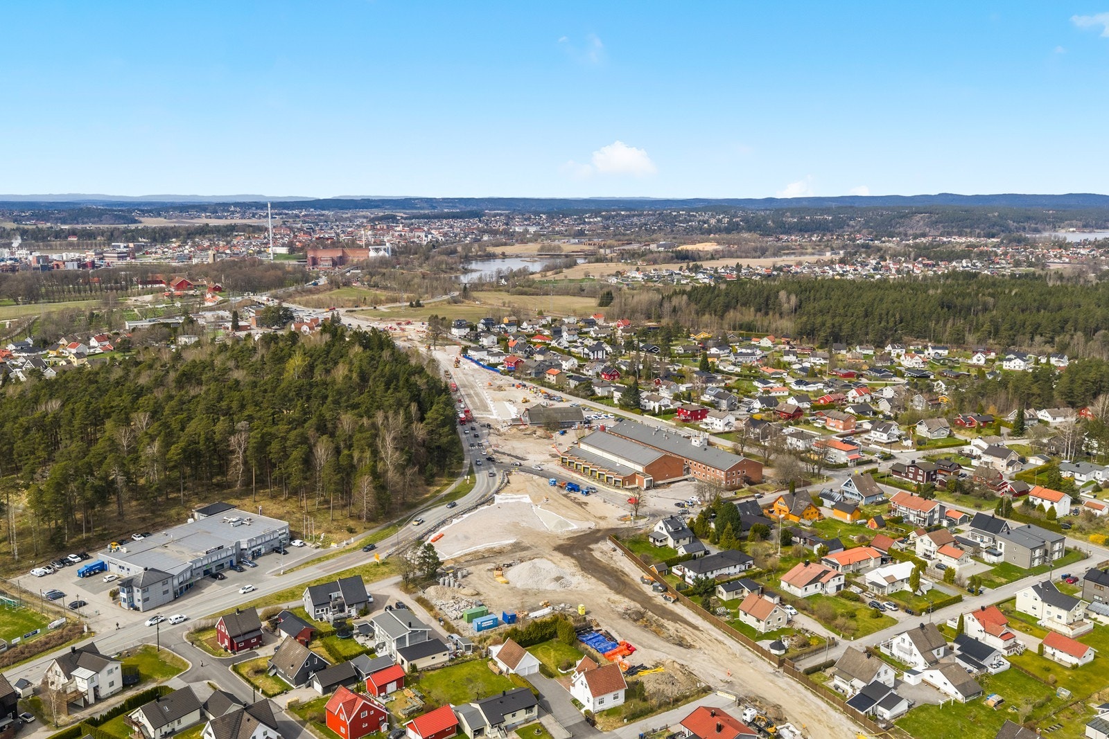 Området er preget av eneboliger og har tilgang til skogområder og turmuligheter. Galleribilde