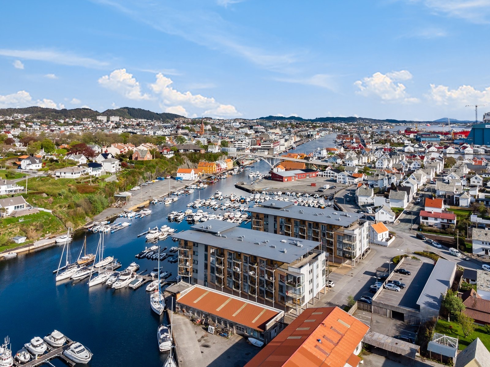 Dersom du drømmer om å våkne til bølgeskvulp, med yrende båtliv like utenfor, er dette rette stedet å bo! Galleribilde