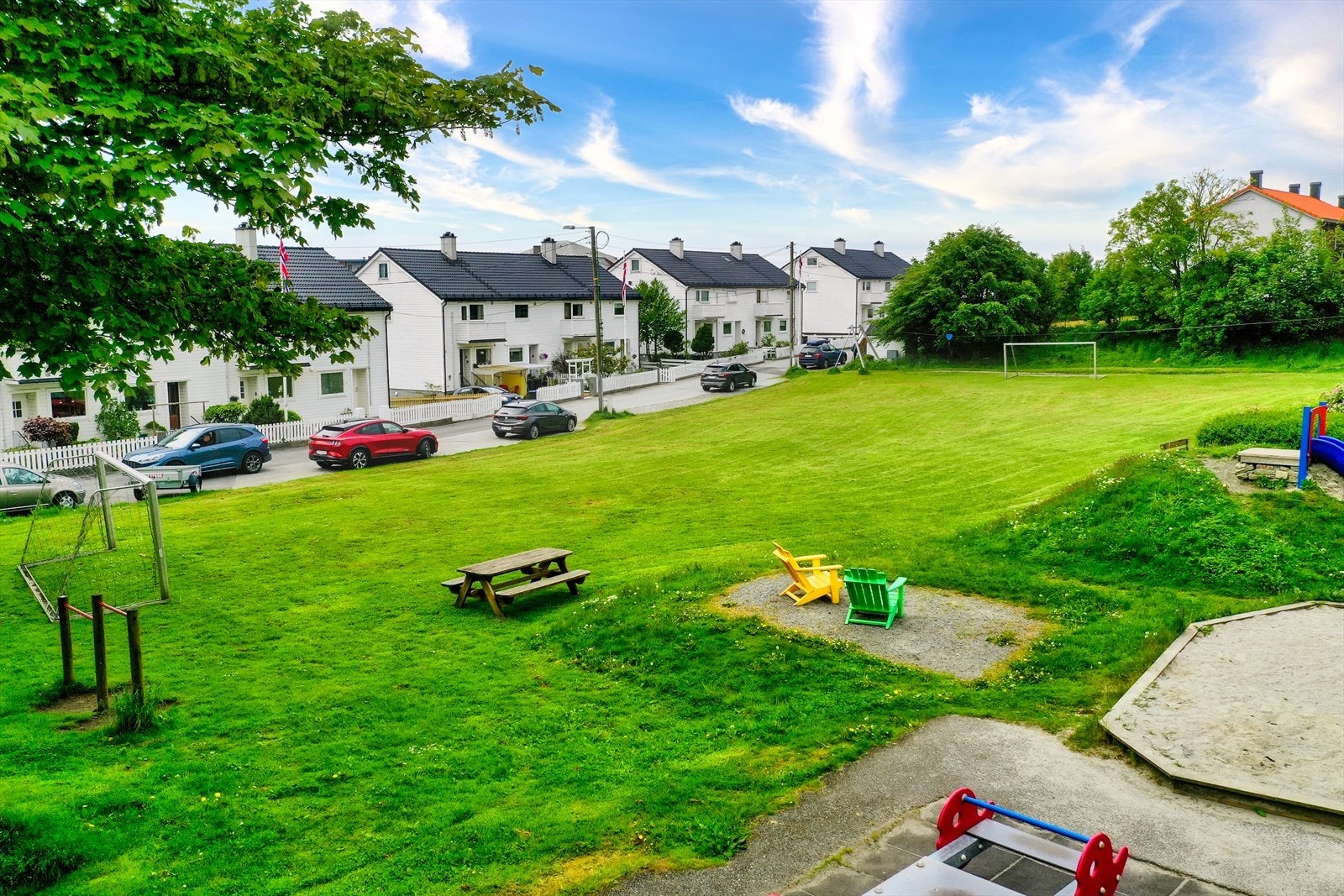 Omtrent midt på øya finner du en stor, populær lekepark med lekeplass og fotballøkke. Galleribilde