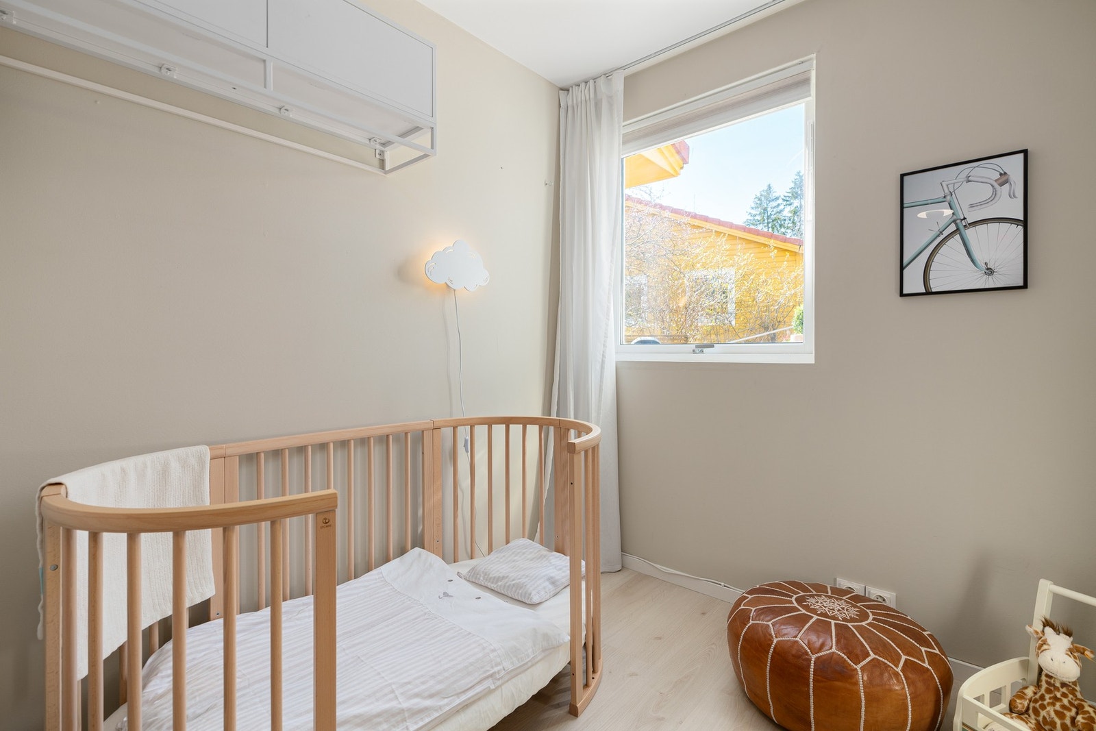 God plass til seng og lekeområde på gulvet. Galleribilde
