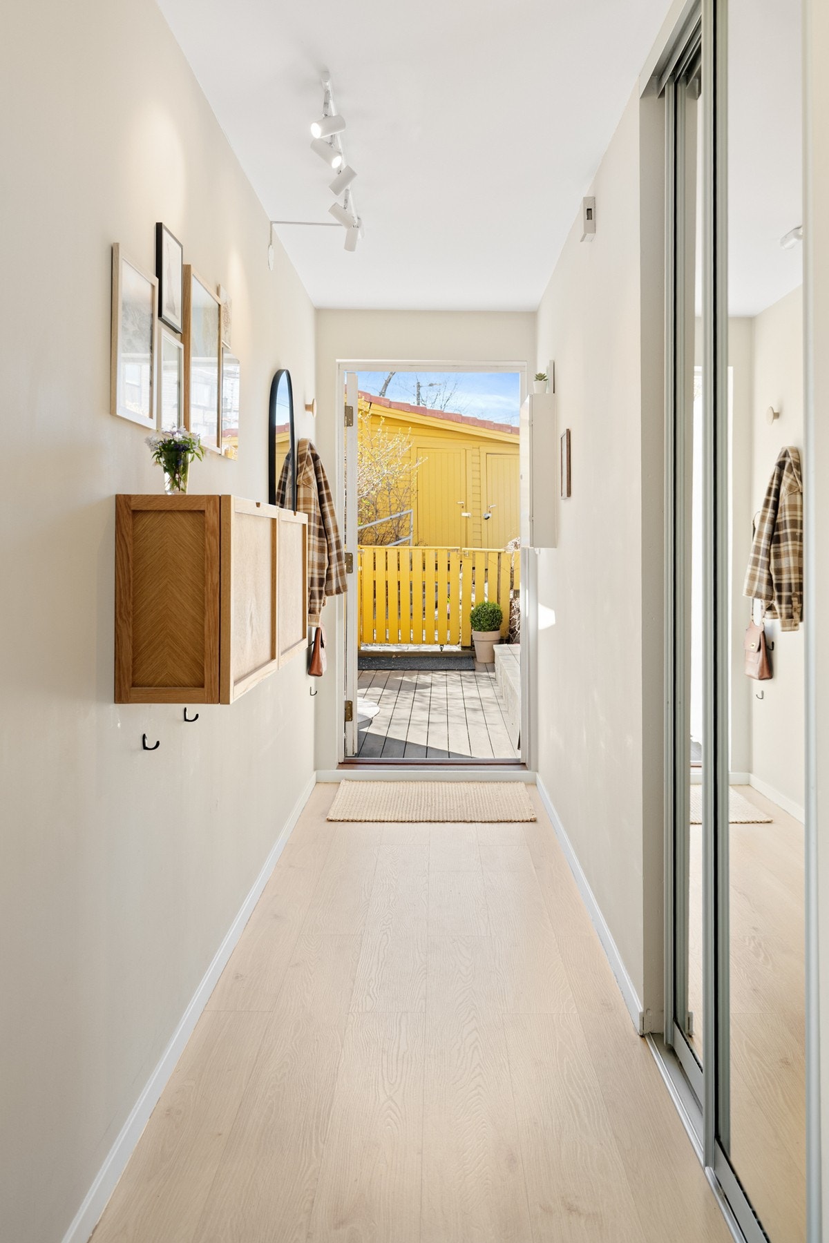 Det er ytterligere oppbevaringsplass i integrert skyvedørsgarderobe. Galleribilde