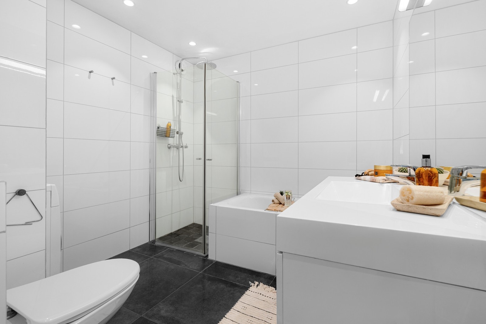 Badet er innredet med både dusj og badekar, som gir en komfortabel løsning i hverdagen. Galleribilde