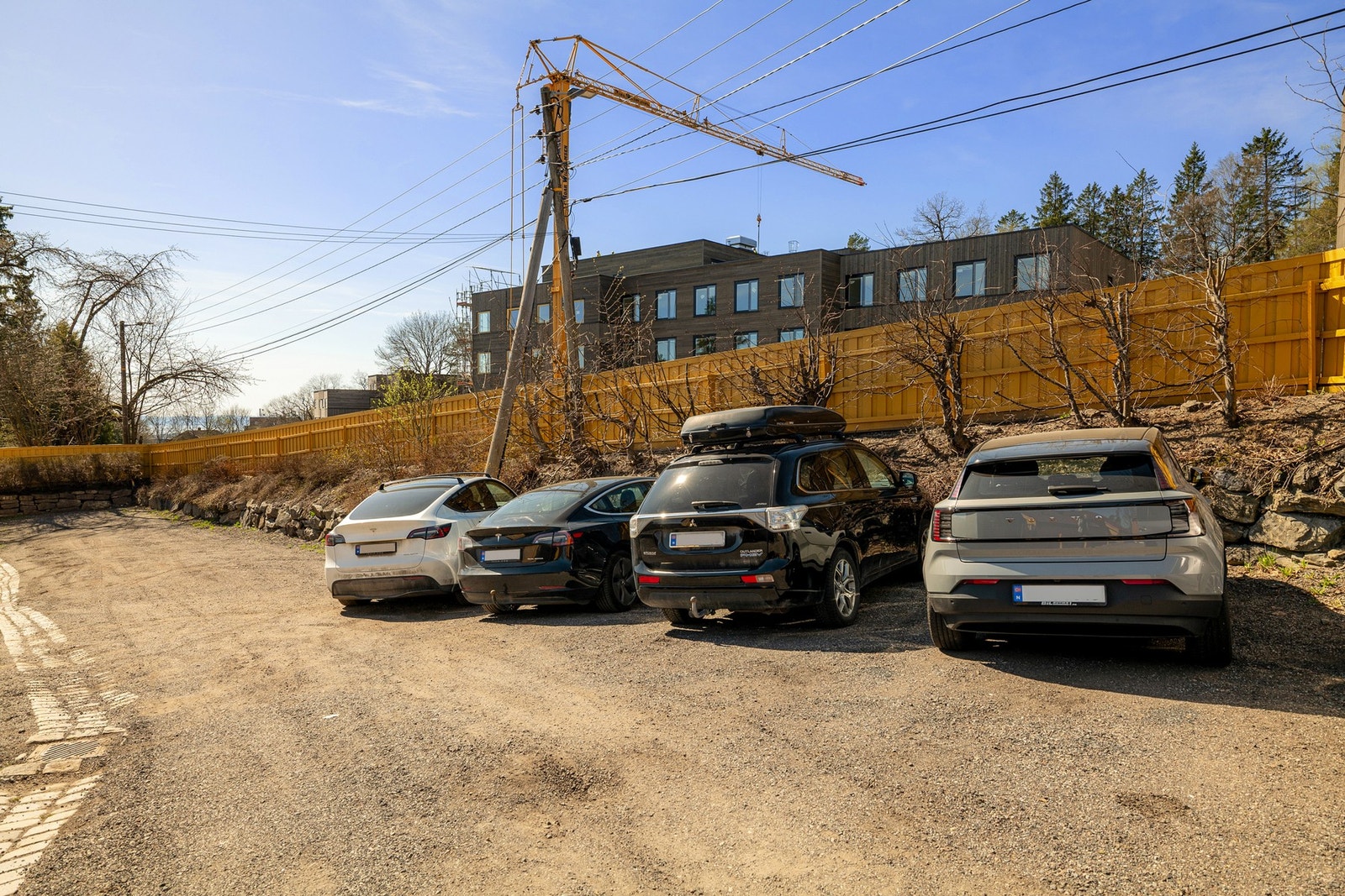 Sameiet disponerer 12 parkeringsplasser på gårdsplassen som et felles gode for beboerne. Ingen av seksjonene har fast tildelt plass, men hver eierseksjon kan benytte inntil én parkeringsplass. Galleribilde