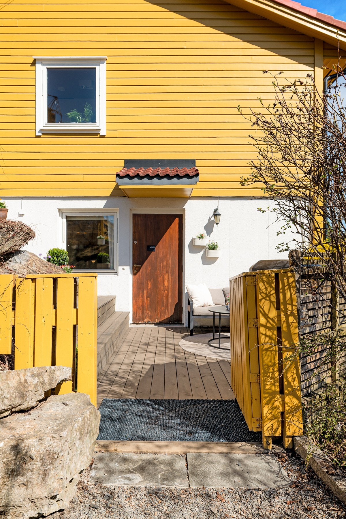 Uteplassen er inngjerdet og omkranset av vakker beplantning som gir et privat uterom sommerstid. Galleribilde