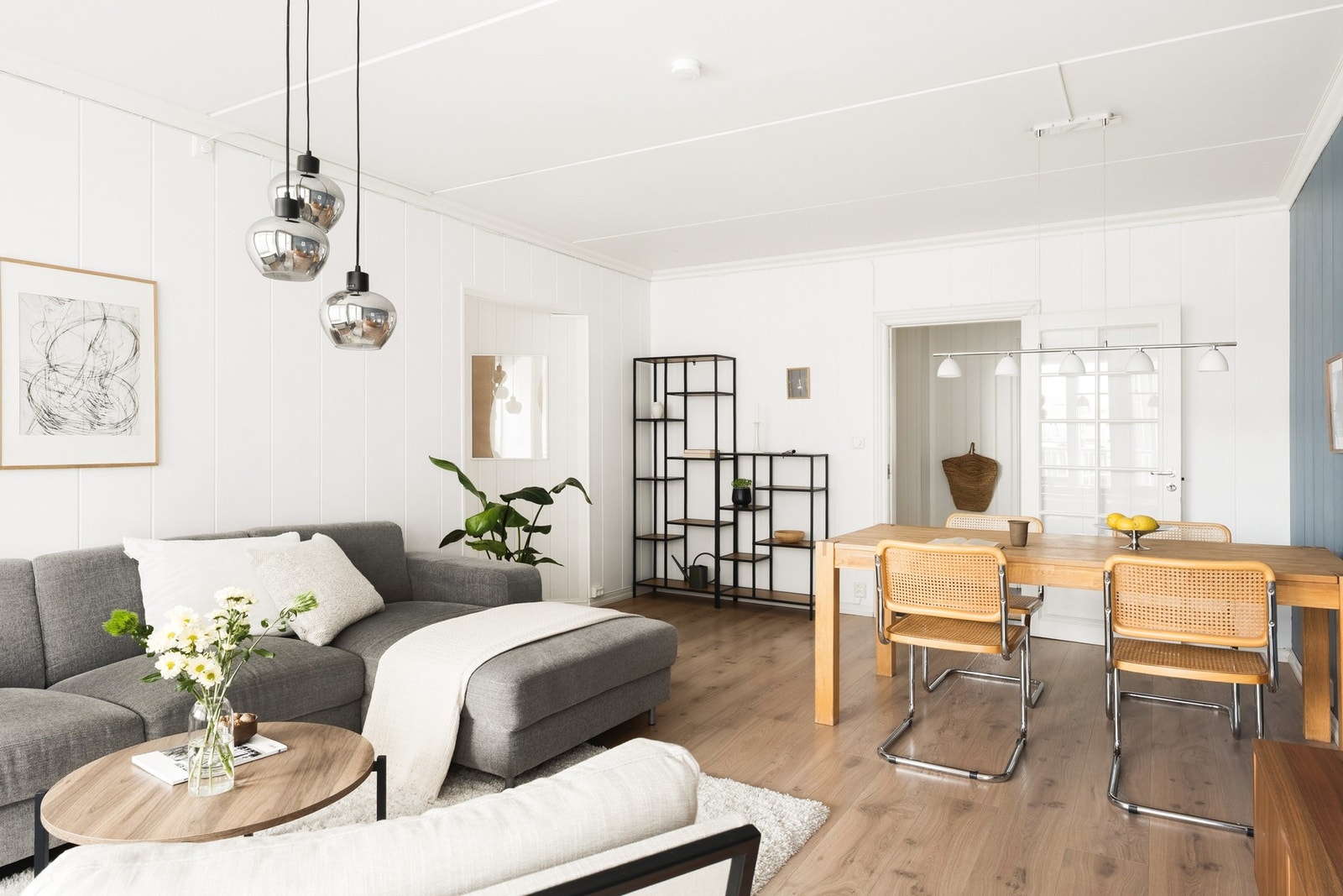 Her er det god plass til å innrede med både sofa og spisegruppe. Galleribilde