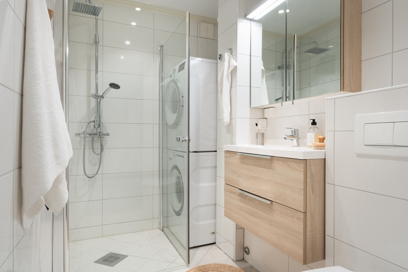 Badet fremstår pent og funksjonelt med fliser på gulv og vegger. Galleribilde
