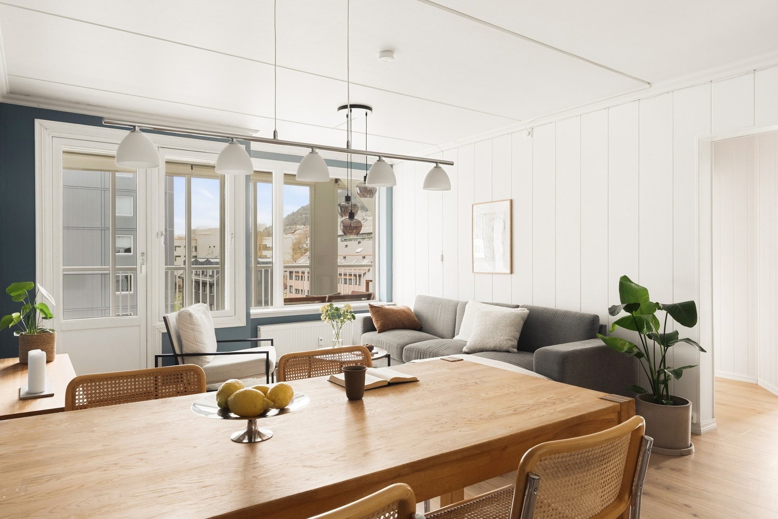 Store vindusflater slipper inn rikelig med naturlig lys og bidrar til en lys og luftig romfølelse. Galleribilde