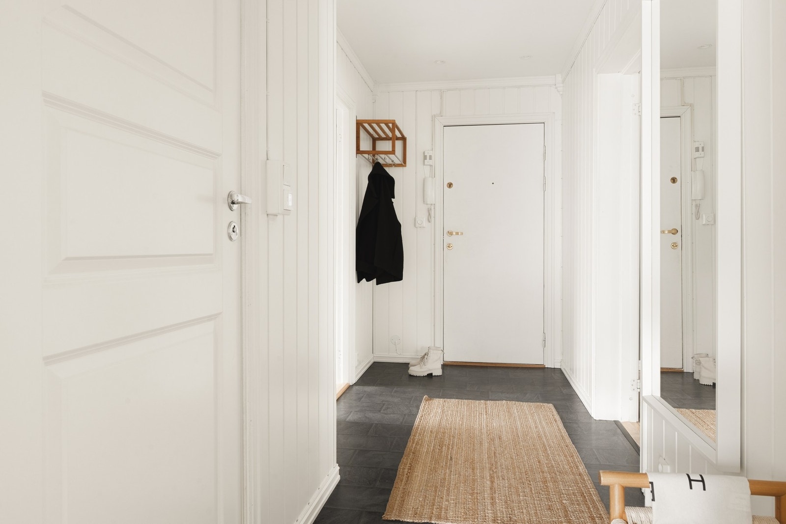 Velkommen inn! Det første som møter deg er en lys og trivelig entré med plass til å henge fra seg yttertøy og sko. Galleribilde