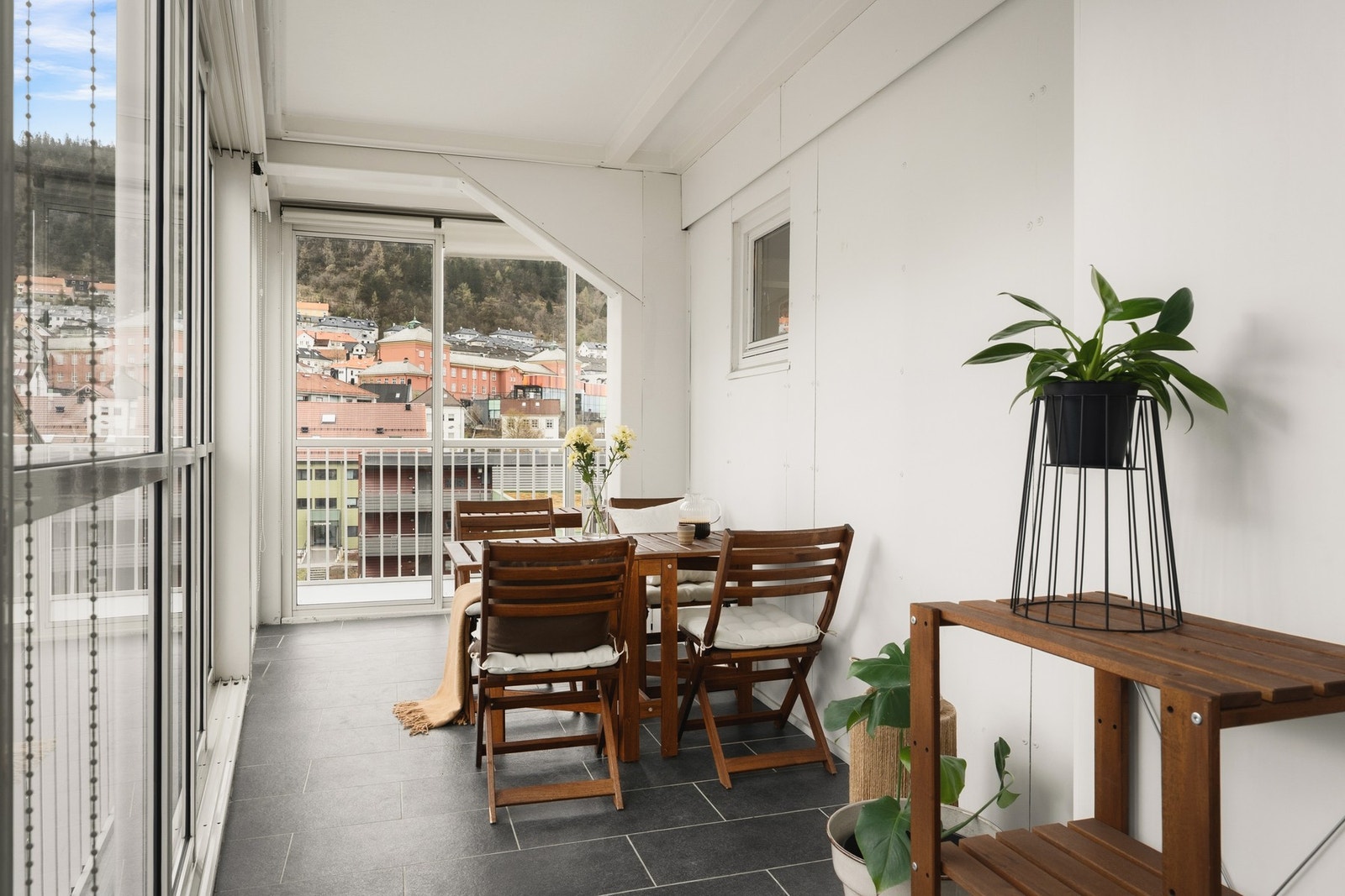 Balkongen fungerer som en naturlig forlengelse av stuen og kan benyttes store deler av året. Galleribilde