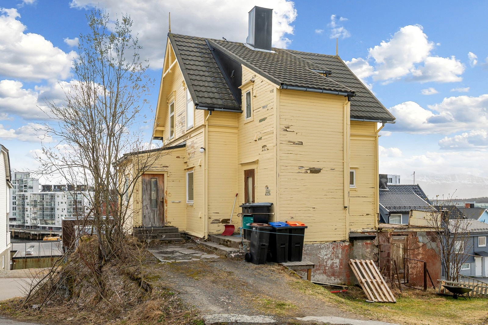 Boligen har et klassisk uttrykk fra byggeåret, med muligheter for å oppgradere fasade og kledning etter egen stil Galleribilde