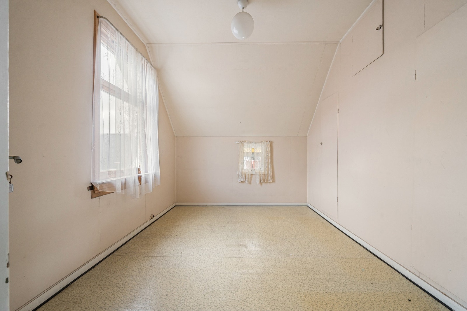 Romslig soverom med gode møbleringsmuligheter og plass til garderobe Galleribilde