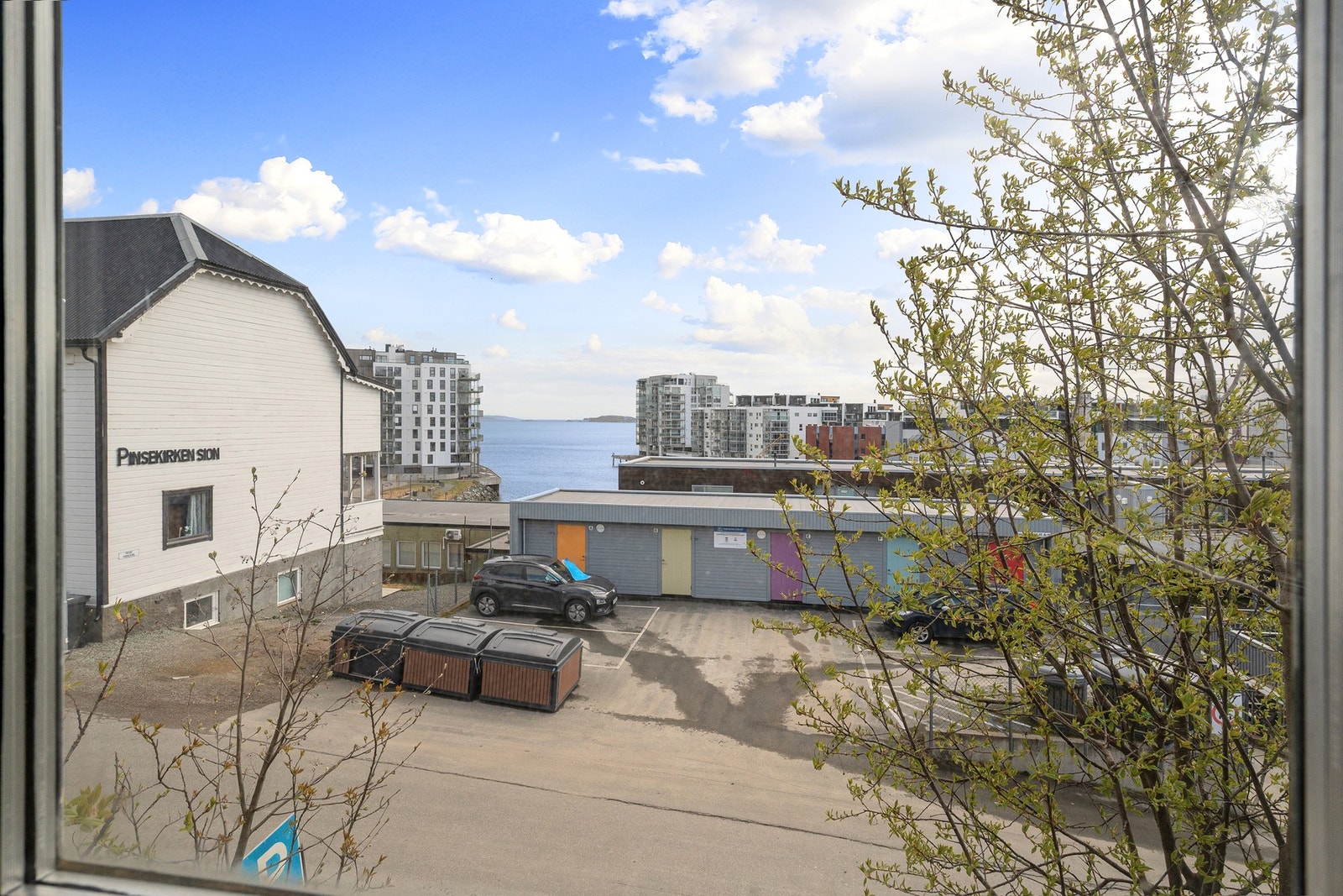 Boligen ligger kun et steinkast unna sentrum og alle nødvendige fasiliteter i hverdagen! Galleribilde
