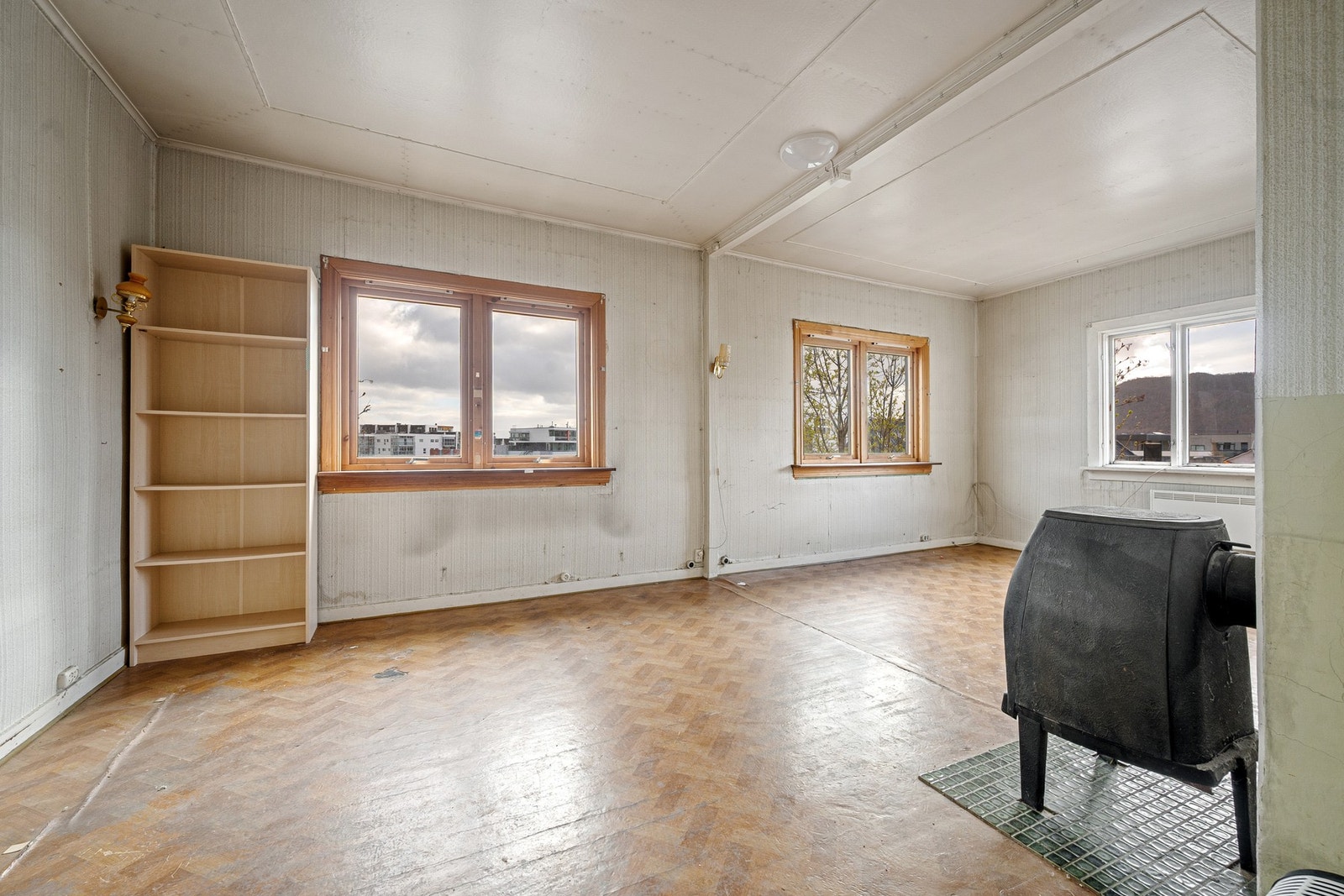 Flotte vindusflater som slipper inn naturlig lys til rommet Galleribilde