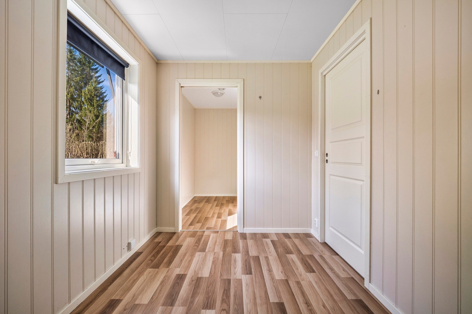 Utenfor soverommet er en markise montert over vinduet. Galleribilde