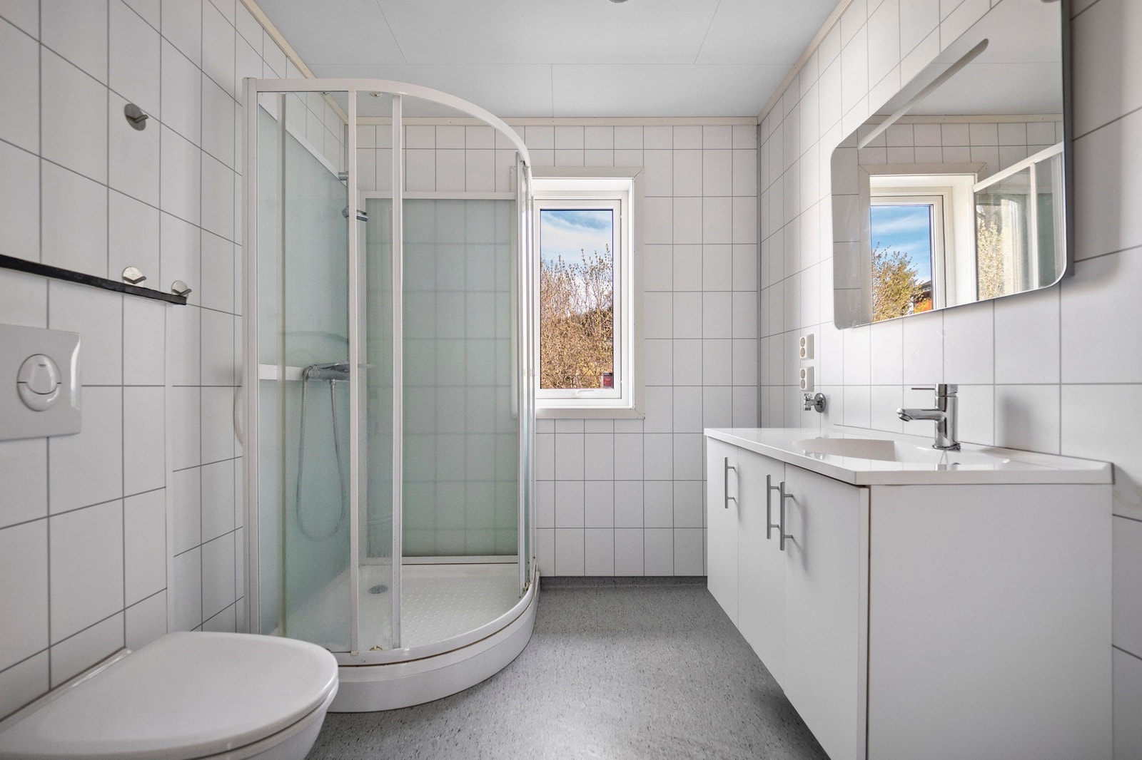Badet har et delikat uttrykk med varme i gulvet. Galleribilde