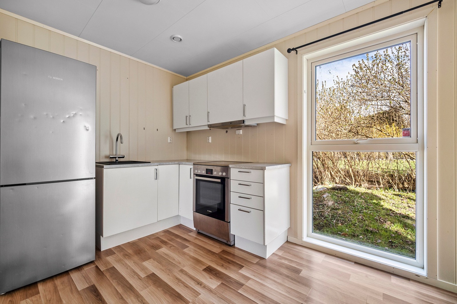 Kjøkkenet er utstyrt med frittstående komfyr og en kombinert kjøl/frys. Galleribilde