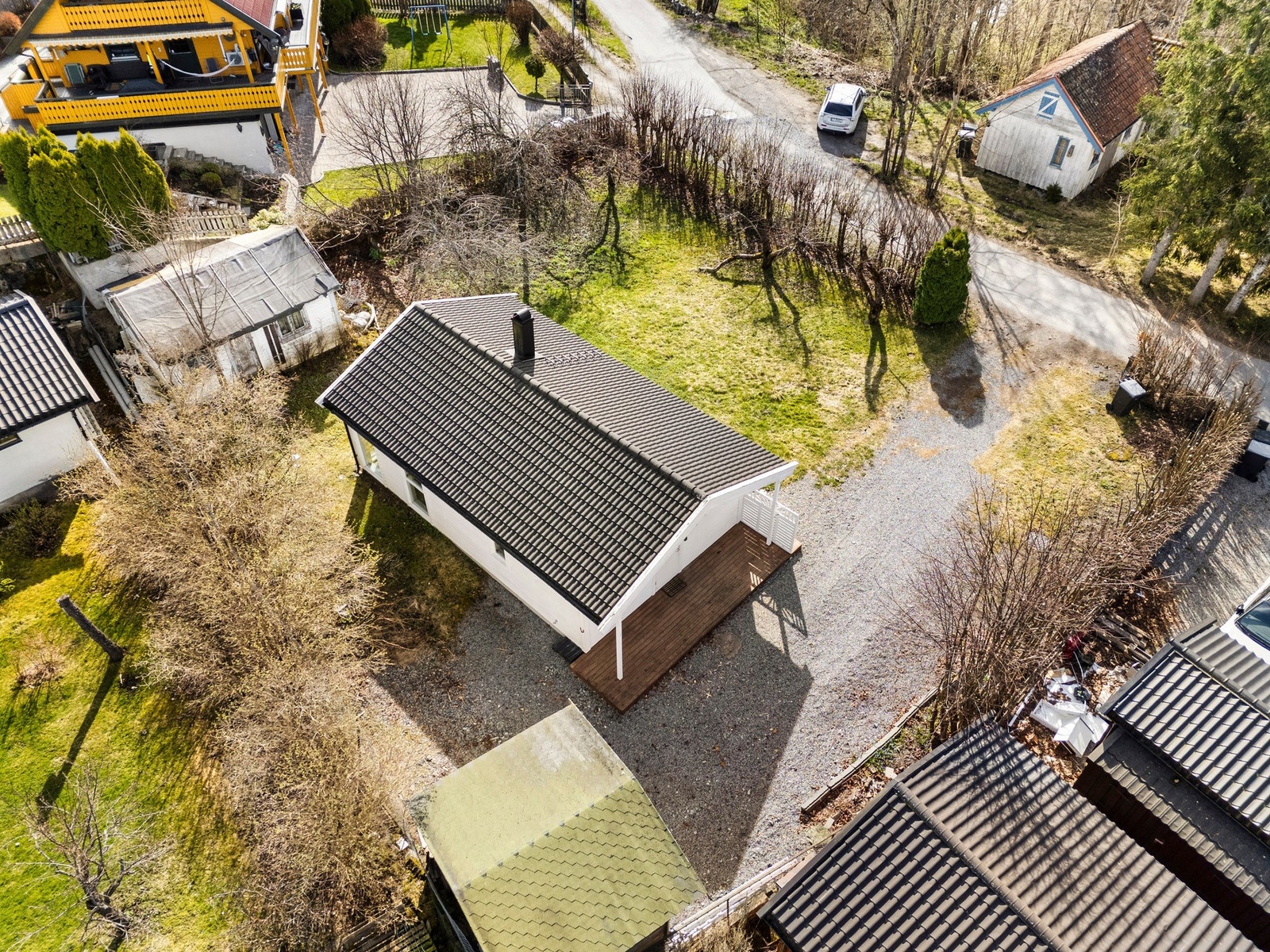 Beliggenheten oppleves tilbaketrukket, samtidig som det er kort vei til alle fasiliteter og servicetilbud. Galleribilde