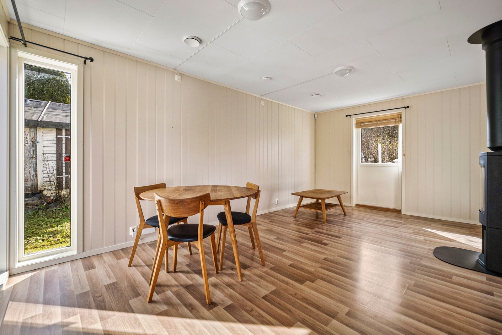 Vinduer på tre sider slipper inn godt med naturlig lys til oppholdsrommet. Galleribilde
