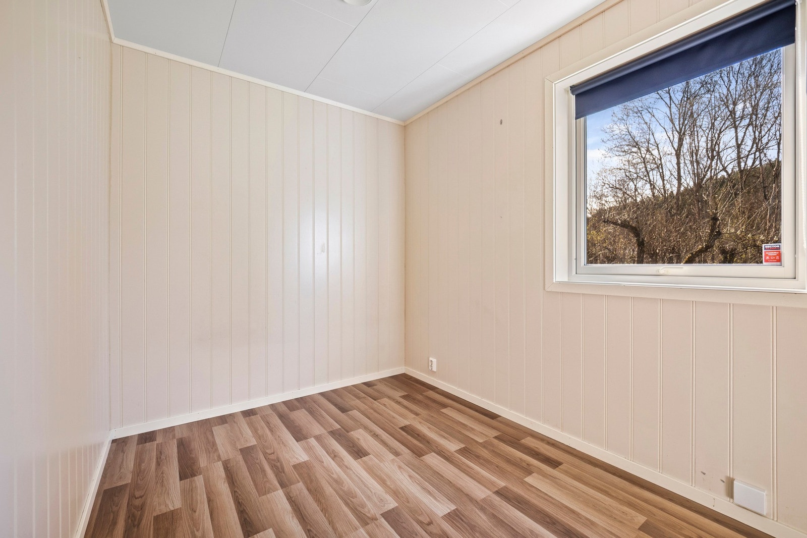Atmosfæren er behagelig, og soverommet har et eget walk-in closet for praktisk oppbevaring. Galleribilde